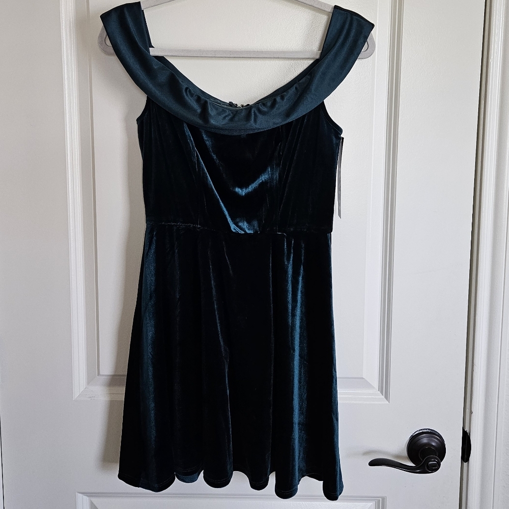 NWT TRIXXI Emerald Green Velvet Off the Shoulder Mini Dress Women's Size Medium - Picture 3 of 11